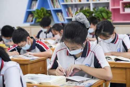 学生迎来校外托管新假，笑声背后的家长缩影